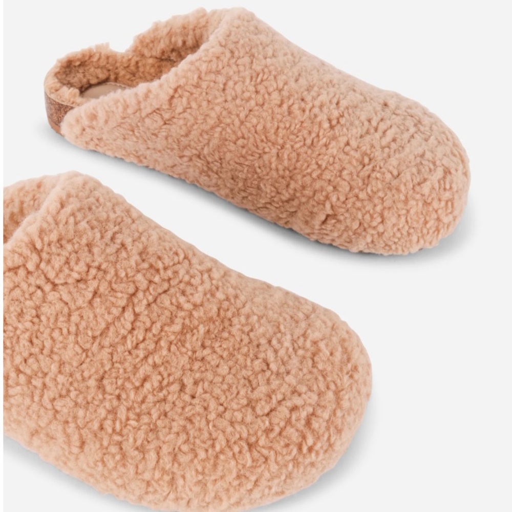 INTENTIONALLY BLANK Apres Slipper. NEW IN ORIGINAL
PACKAGING. Size 6. - Picture 3 of 9